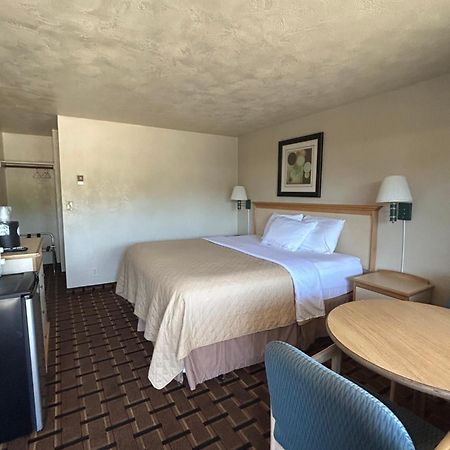 Economy Inn リーズポート エクステリア 写真