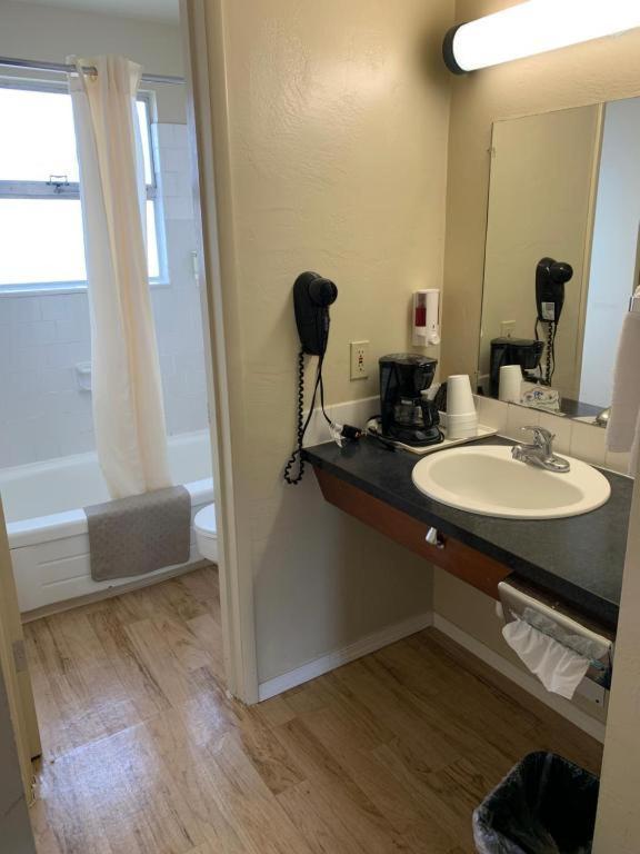 Economy Inn リーズポート エクステリア 写真