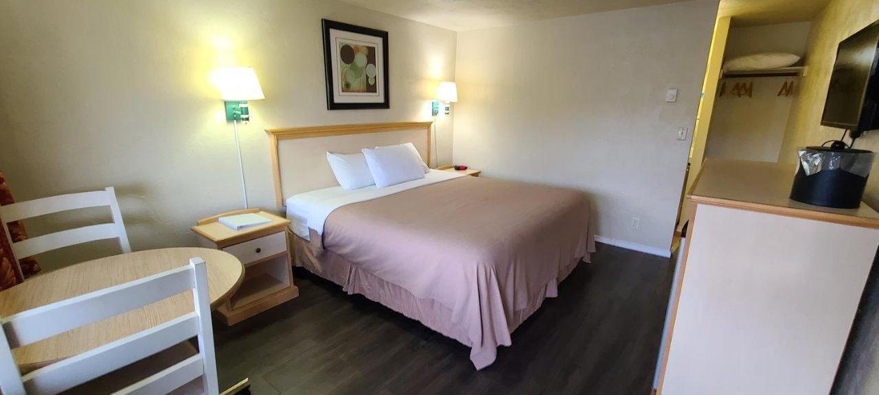 Economy Inn リーズポート エクステリア 写真