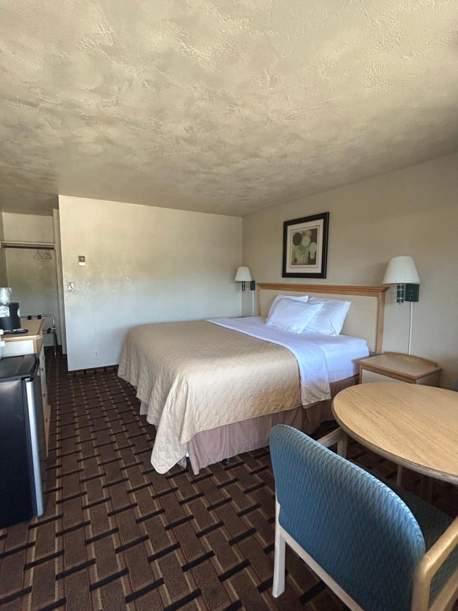 Economy Inn リーズポート エクステリア 写真